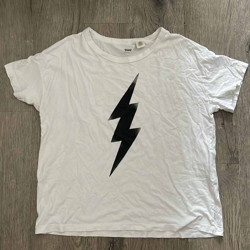 Levi’s lightning bolt t-shirt